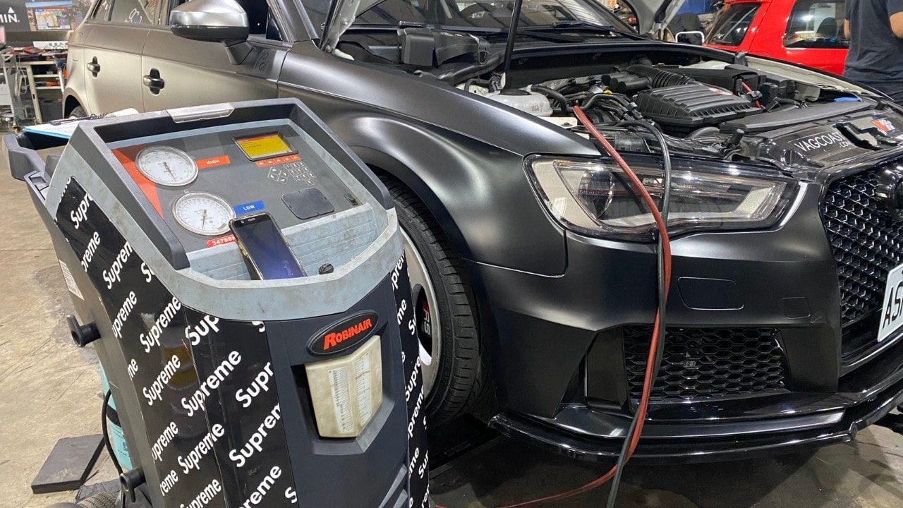冷氣回收清洗機作業中
